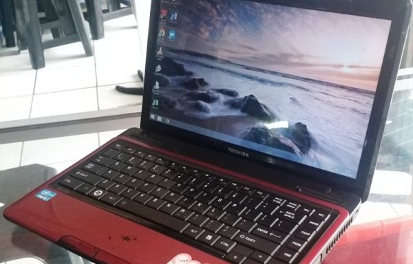 Laptop Toshiba Satellite L735 Intel Core i3-2350M 4GB RAM 500GB