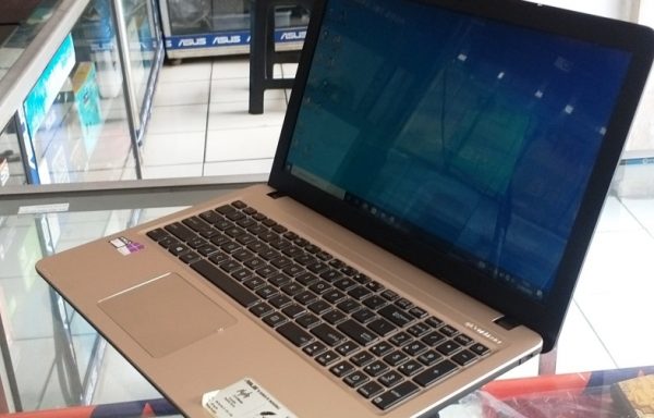 Laptop Asus X540Y AMD E1-7010 2GB RAM 500GB HDD