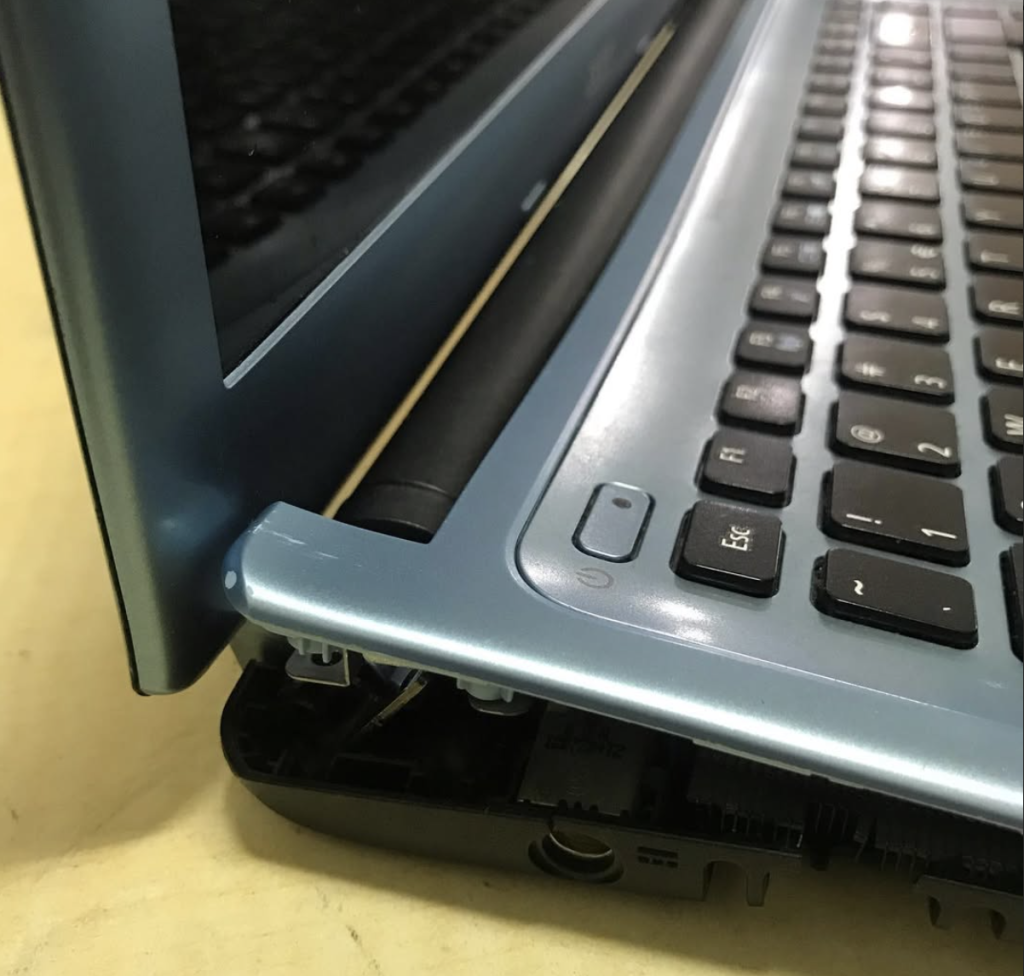 Service engsel laptop