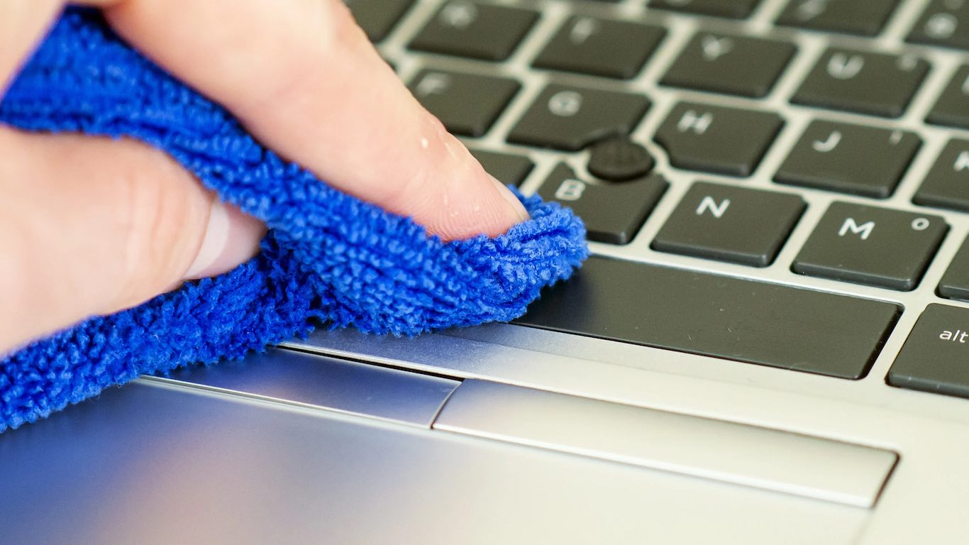 Cara membersihkan keyboard laptop