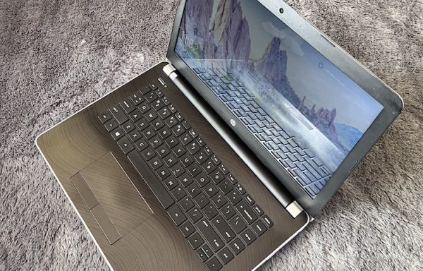 HP 14-bs128TU Intel Core i5-8250U 8GB/256GB SSD AMD R5 M330