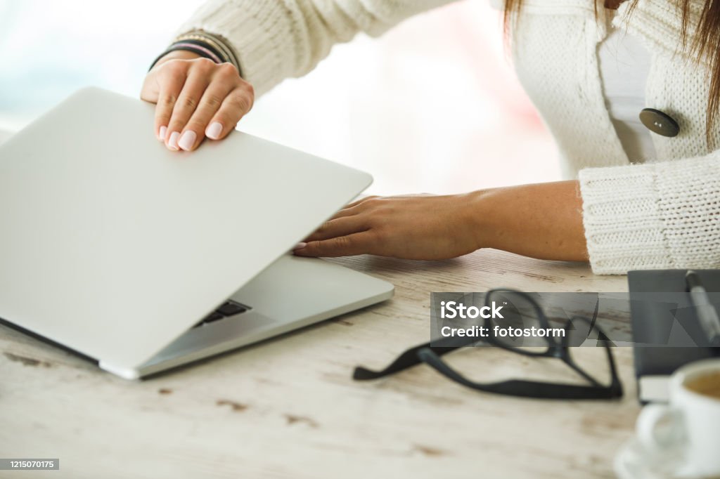 menjaga engsel laptop