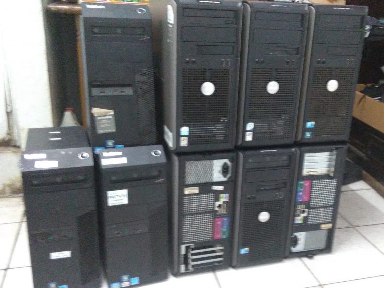Tumpukan CPU bekas kantor yang dibeli borongan