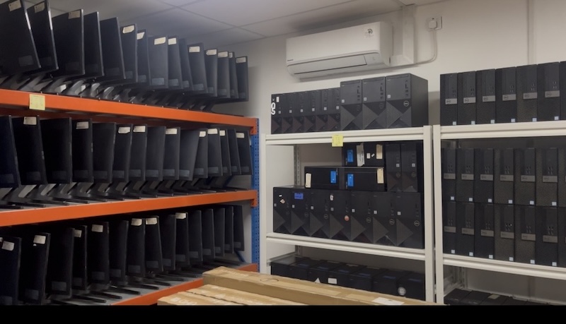 Rak berisi monitor dan PC bekas kantor hasil lelang