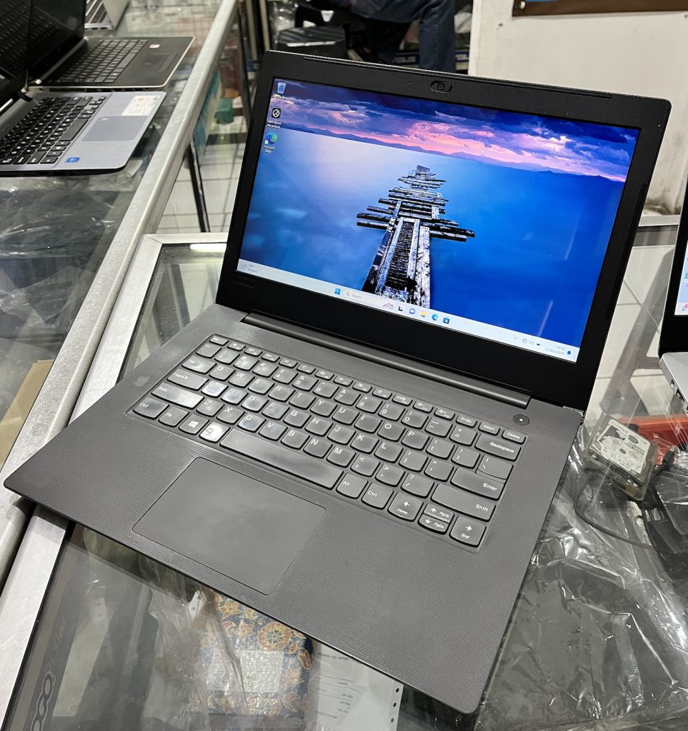 Laptop Lenovo Ideapad V130-14IKB Intel Core i3-7020 4/256, foto 1